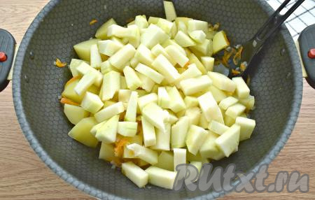 Спустя это время добавляем кабачок, нарезанный на бруски (или кубики).