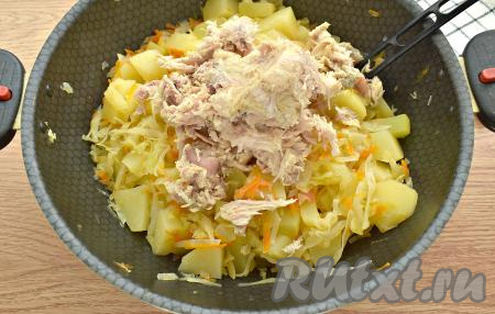 Через 10 минут добавляем в рагу тушёнку из банки (если в банке много жира, его предварительно нужно убрать), перемешиваем, тушим 10-12 минут (до мягкости всех овощей).