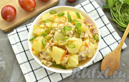 Овощное рагу с тушёнкой получается вкусным, ароматным и сытным. Подаём блюдо к столу, украсив нарезанной свежей зеленью.