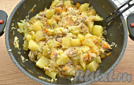 В конце приготовления овощное рагу с тушёнкой по вкусу солим, перчим, добавляем измельчённый чеснок, перемешиваем, томим ещё пару минут и убираем с огня.