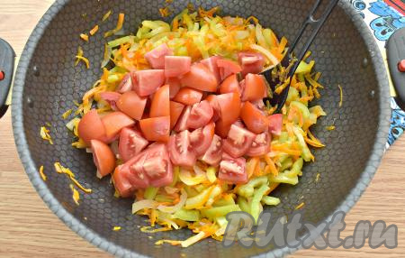 Затем выкладываем помидоры, нарезанные на крупные кусочки, перемешиваем и обжариваем овощи минут 5, помешивая.