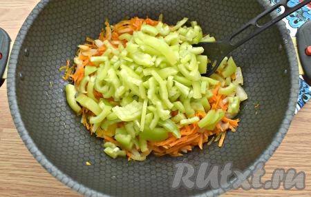 К морковке с луком добавляем перец, нарезанный на небольшие брусочки, перемешиваем и обжариваем минут 5, помешивая.