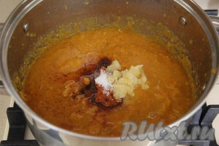 Влить к кастрюлю масло, добавить соль, паприку и чеснок, пропущенный через пресс.