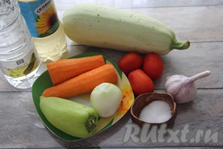 Подготовить продукты для приготовления на зиму кабачковой икры в рукаве в духовке. Лук, чеснок и морковку почистить. У кабачка удалить "хвостики" с двух сторон, жёсткую кожуру нужно срезать (я брала кабачок с тонкой кожицей, поэтому её не срезала), если семечки крупные - их тоже нужно удалить. Взвесить подготовленный кабачок, нам понадобится 1 килограмм. Из перца удалить плодоножку и семена. Все овощи промыть.