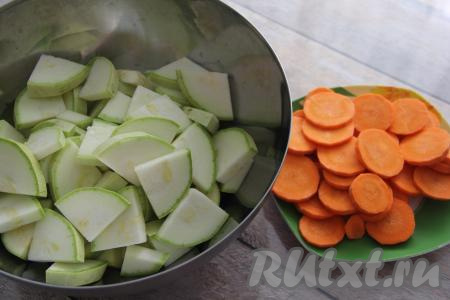 Кабачок нарезать на средние кусочки, морковку - на кружочки.