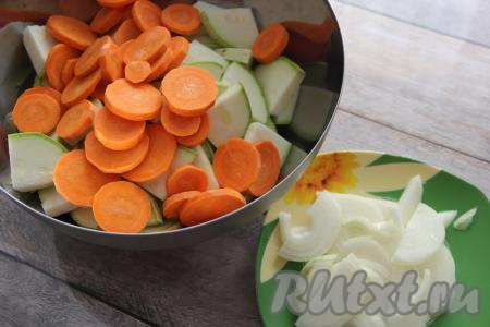 Лук нарезать полукольцами.