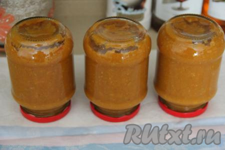 Поставить кастрюлю на средний огонь и довести икру, помешивая, до кипения. Как только кабачковая икра закипит, влить уксус и перемешать. Снять кастрюлю с огня и разложить готовую икру по простерилизованным баночкам (я простерилизовала банки над паром). Закрутить заранее прокипячёнными крышками (я предварительно прокипятила крышки с момента закипания воды в течение 3 минут). Перевернуть банки с икрой вверх дном. Укутать баночки в одеяло со всех стороной и оставить до полного остывания.
