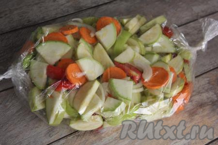 В объёмной миске соединить кабачки, лук, перец, помидоры и морковку, перемешать, а затем переложить в рукав для запекания. Завязать рукав с двух сторон, переложить его на противень. Сверху в рукаве сделать несколько проколов зубочисткой. Поместить противень с рукавом в разогретую духовку, запекать овощи при температуре 180 градусов 1 час.