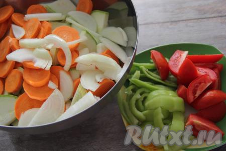 Помидоры нарезать на крупные дольки, перец - на достаточно широкие полоски.