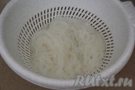 Фунчозу по прошествии 5 минут откинуть на дуршлаг, а затем промыть её холодной водой.