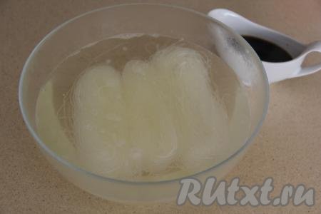 Фунчозу выложить в объёмную миску, полностью залить кипящей водой и оставить минут на 5.