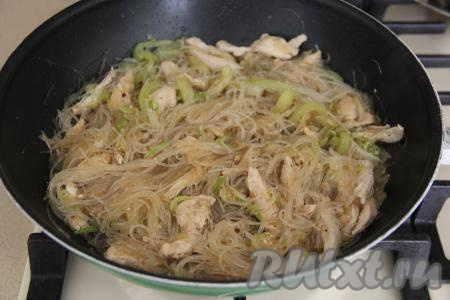 Хорошо перемешать фунчозу с курицей и кабачками, прогреть 2-3 минуты, помешивая.