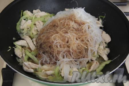 Влить соевый соус в сковороду.