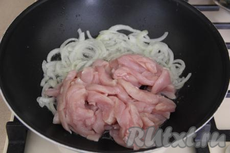 Обжарить лук на среднем огне в течение 5 минут (до прозрачности), помешивая. Филе курицы промыть, немного обсушить, нарезать на длинные брусочки. Выложить куриное мясо к обжаренному луку.