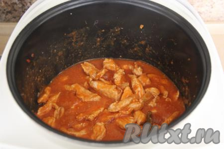 Влить воду комнатной температуры, хорошо перемешать. Выставить режим "Тушение" на 30 минут. Готовить гуляш из индейки под закрытой крышкой мультиварки.