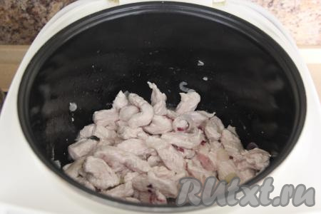 Обжарить индейку минут 5, периодически помешивая.