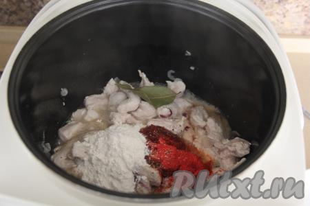 Затем добавить в чашу муку, томатную пасту, лавровый лист, специи и соль.