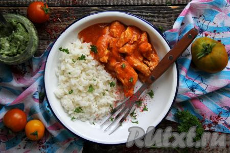 Ароматный, нежный, аппетитный гуляш из индейки разложить из чаши мультиварки по тарелкам и подать к столу с гарниром (я подала с варёным рисом). Очень вкусно, всем советую!