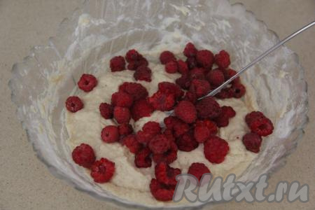 Тесто для оладий должно получиться тягучим и в меру густым, добавить в него малину. Аккуратно вмешать ягоды ложкой движениями вверх-вниз.