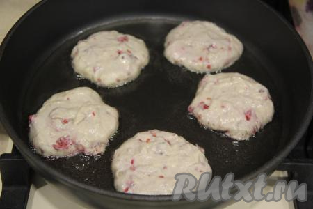 В сковороду влить достаточное количество масла (масла не жалеем), разогреть хорошо, затем выкладывать по 1 столовой ложке теста, формируя круглые оладьи с малиной.