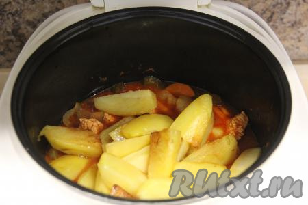 По окончании 20 минут добавить в чашу мультиварки пропущенный через пресс чеснок и обжаренные дольки картошки, перемешать. Воду я не добавляла, мне хватило жидкости от овощей, при желании, можете влить немного воды. Готовить азу под крышкой на режиме "Тушение" ещё 15 минут.&nbsp;