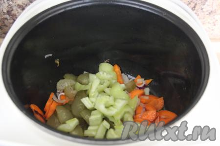 Солёные огурцы, в зависимости от размера, нарезать на полукружочки (или брусочки) и вместе с болгарским перцем, нарезанным на небольшие полоски, выложить к луку и моркови, перемешать и обжаривать, помешивая, минуты 2-3.