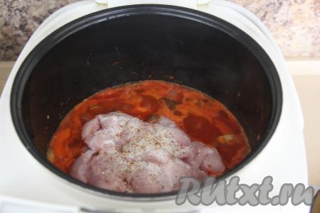 Филе индейки нарезать на&nbsp;средние кусочки, выложить в чашу мультиварки, затем всыпать соль и специи по вкусу, перемешать, готовить на режиме "Тушение" 20 минут под закрытой крышкой.