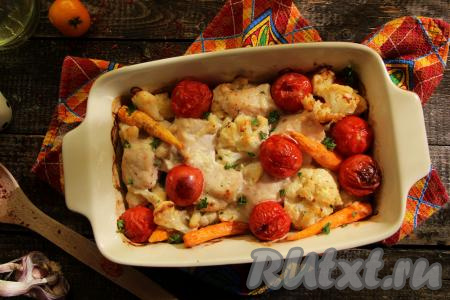 Выложить индейку с овощами в жаропрочную форму (форму предварительно можно немного смазать растительным маслом). Поверх мяса с овощами разместить помидоры. Я использовала помидоры черри, поэтому выложила их в форму целиком, можно взять обычные помидоры, но тогда их следует нарезать на крупные дольки. Форму с индейкой и овощами накрыть фольгой, отправить в разогретую духовку, запекать минут 20 при температуре 180 градусов, затем снять фольгу и запекать ещё минут 15.