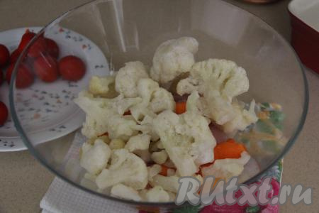 К индейке и морковке выложить цветную капусту, нарезанную на крупные соцветия.