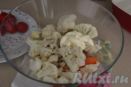 Добавить майонез, соль и специи, перемешать мясо с овощами.