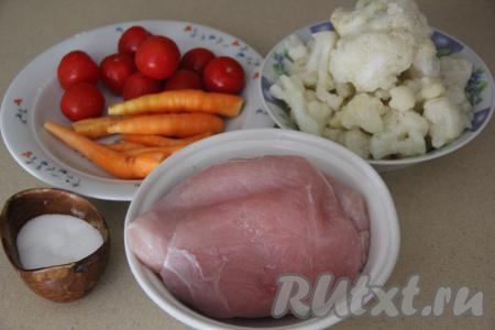 Подготовить продукты для приготовления филе индейки с цветной капустой в духовке. У меня была замороженная цветная капуста, я предварительно её не размораживала. Если используете свежую капусту, то промойте её и разделите на крупные соцветия. Морковку почистить. Все овощи промыть.