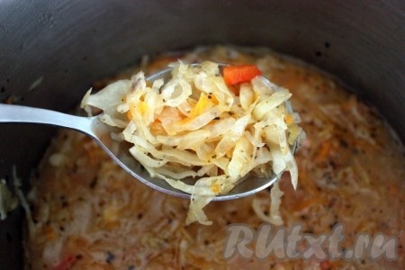 Маринованная капуста уже содержит морковь и чеснок, поэтому её нужно только потушить до желаемой степени мягкости либо в небольшом количестве воды, либо с добавлением её собственного маринада по вкусу.

