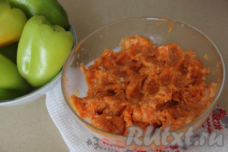 Тщательно перемешать фарш с морковкой, рисом и аппетитная начинка для фарширования перцев готова.