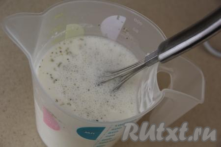 Для получения соуса в объёмной ёмкости соединить сметану, муку и 400 миллилитров холодной воды, посолить по вкусу, добавить любимые специи (или сушёные травы). Перемешать получившийся сметанный соус венчиком.