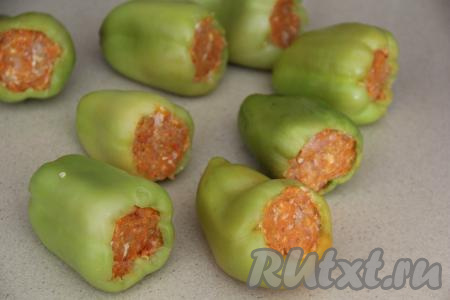 Плотно наполнить подготовленный перец начинкой.