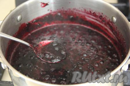Добавить смесь желфикса и варенья в кастрюлю с черничным вареньем, перемешать, довести до кипения на среднем огне, а затем варить на небольшом огне, помешивая, 3 минуты.&nbsp;