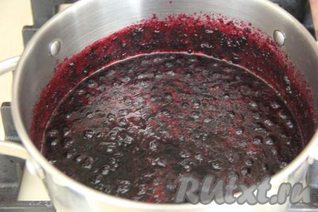 Варить с момента закипания 15 минут на медленном огне, периодически перемешивая и снимая пену.