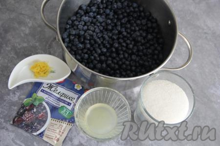 Лимон вымыть. Снять с лимона 0,5 чайной ложки цедры (снимая жёлтую цедру, старайтесь не затрагивать находящийся под ней белый слой). Выдавить из лимона 25 миллилитров сока. Чернику промыть водой, дать ягодкам слегка обсохнуть. Затем переложить чернику в кастрюлю, в которой будете варить варенье.