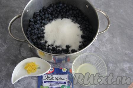 В кастрюлю с черникой всыпать сахар, слегка растолочь ягоды толкушкой (или немного пробить погружным блендером).