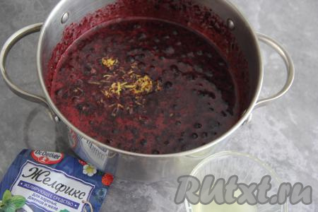 К получившейся черничной массе добавить цедру и сок лимона, перемешать и поставить на средний огонь.