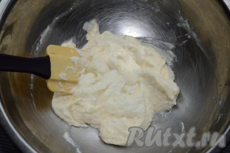 Смешать творог, яйцо и мёд до однородности при помощи лопатки.