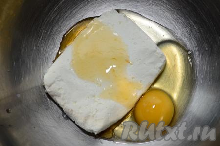 Эти сырники можно готовить из творога любой жирности, я в этот раз использовала 5-процентный творог. Мёд, если он не жидкий, следует растопить до жидкого состояния (удобно это делать на водяной бане или в микроволновке). В объёмную миску выложить творог, вбить сырое яйцо и влить жидкий мёд. Если хотите сырники в меру сладкие, тогда добавьте 1,5 столовых ложки&nbsp; мёда. Я обычно добавляю 1 столовую ложку мёда, на мой вкус, сырники получаются не очень сладкими, поэтому при подаче я немного поливаю их мёдом.