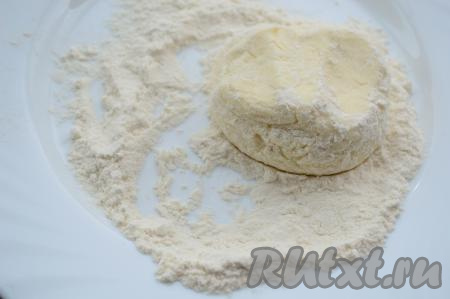На отдельную тарелку насыпать 1 столовую ложку муки (в этой муке мы будем обваливать сырники). Влажными руками отделить часть творожного теста и сформировать сырник. Обвалять сырник в муке со всех сторон.