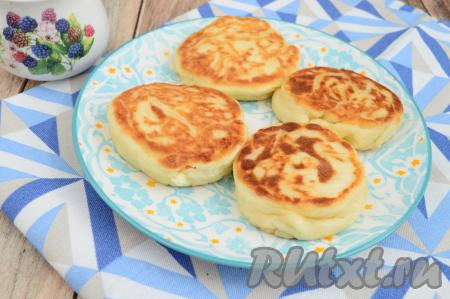 Готовые сырники со сковороды переложить на салфетку, чтобы убрать лишнее масло, а затем можно перекладывать на тарелку и тёплыми подать к столу. Сырники, в которые вместо сахара мы добавили мёд, получаются пышными, нежными и очень аппетитными.