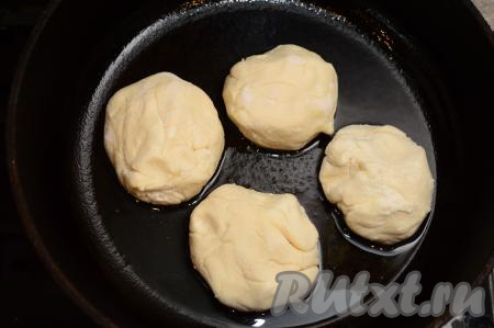 На хорошо разогретую сковороду влить растительное масло. Затем выложить заготовки сырников.