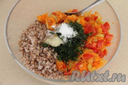 Зелень мелко нарезать, чеснок пропустить через пресс, затем добавить к овощам с гречкой, посолить.