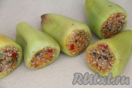 Плотно наполнить перцы начинкой из гречки и овощей.