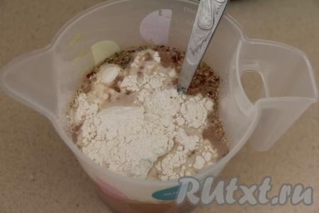 Для получения соуса соединить воду, томатную пасту, муку, соль, специи (например, можно добавить сушёные травы), перемешать ложкой до однородности.