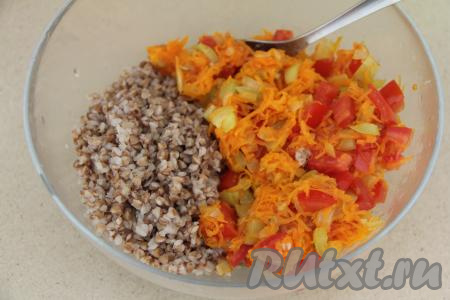 В глубокой миске соединить остывшую гречку и обжаренные овощи.