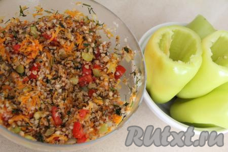 Хорошо перемешать гречнево-овощную начинку.